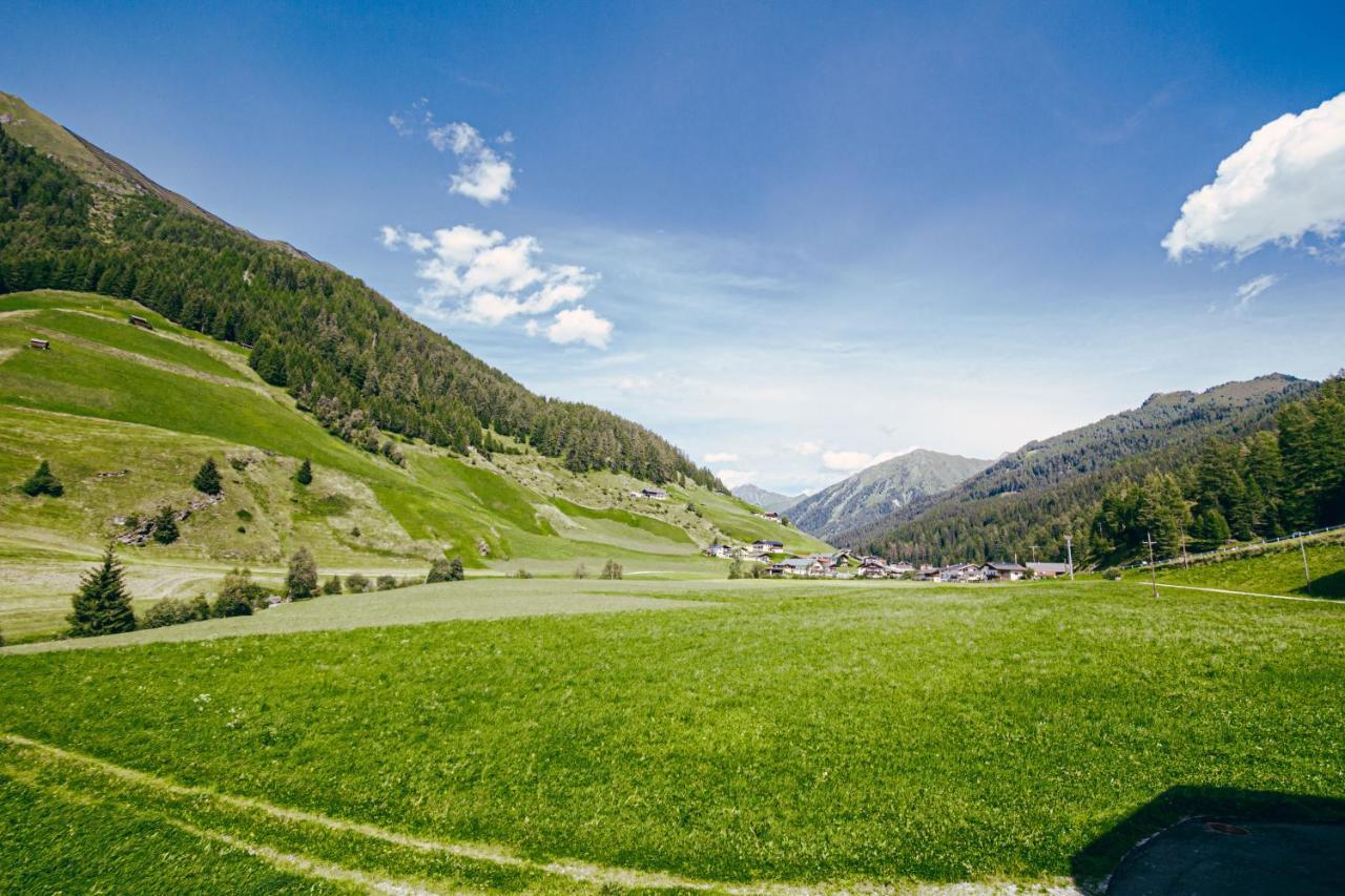Nedererhof - Zimmer Enzian Mit Gemeinschaftskueche Schmirn Bagian luar foto