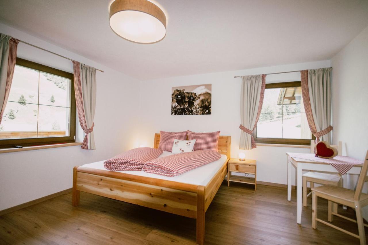 Nedererhof - Zimmer Enzian Mit Gemeinschaftskueche Schmirn Bagian luar foto